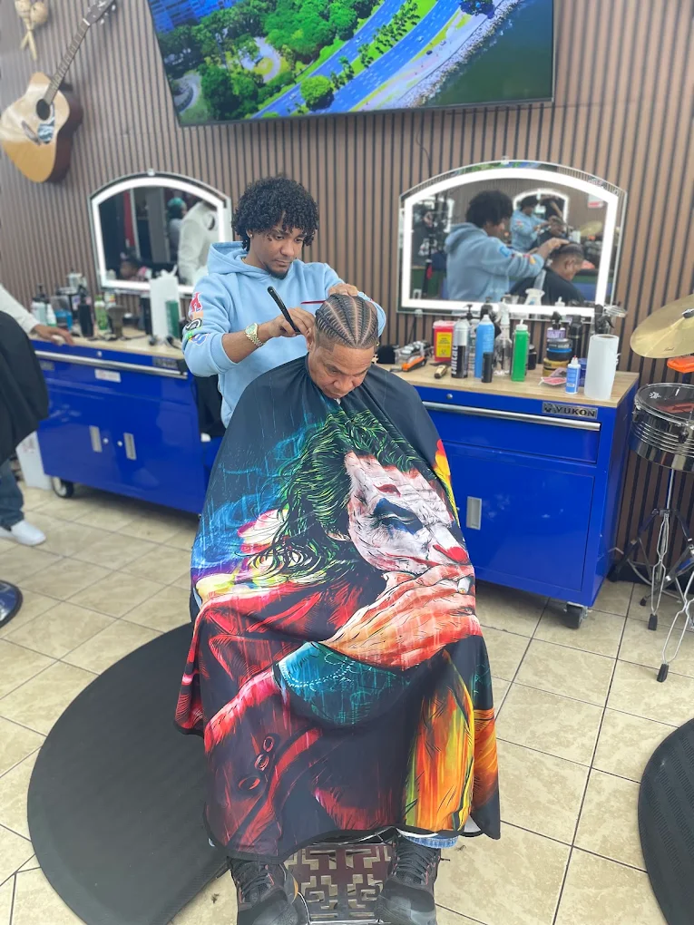 Barbero trabajando en el local